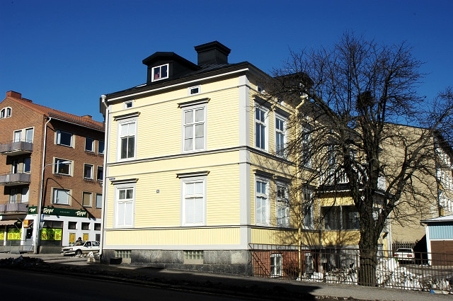 View of Norralagatan 16 in central Söderhamn, with the little grocery store Tempo at far left.